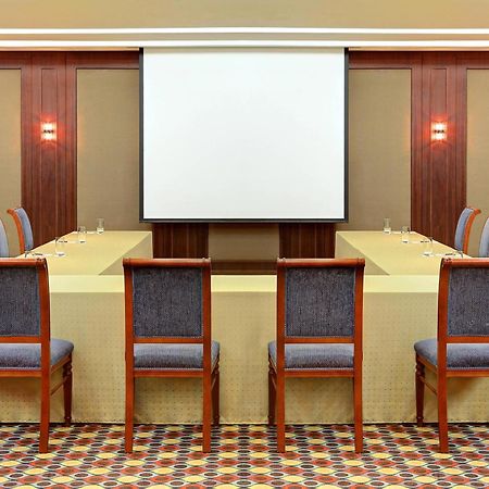 Sheraton Jeddah Hotel - Saudi Brothers Commercial Company Branch Luaran gambar A projection screen in a meeting room