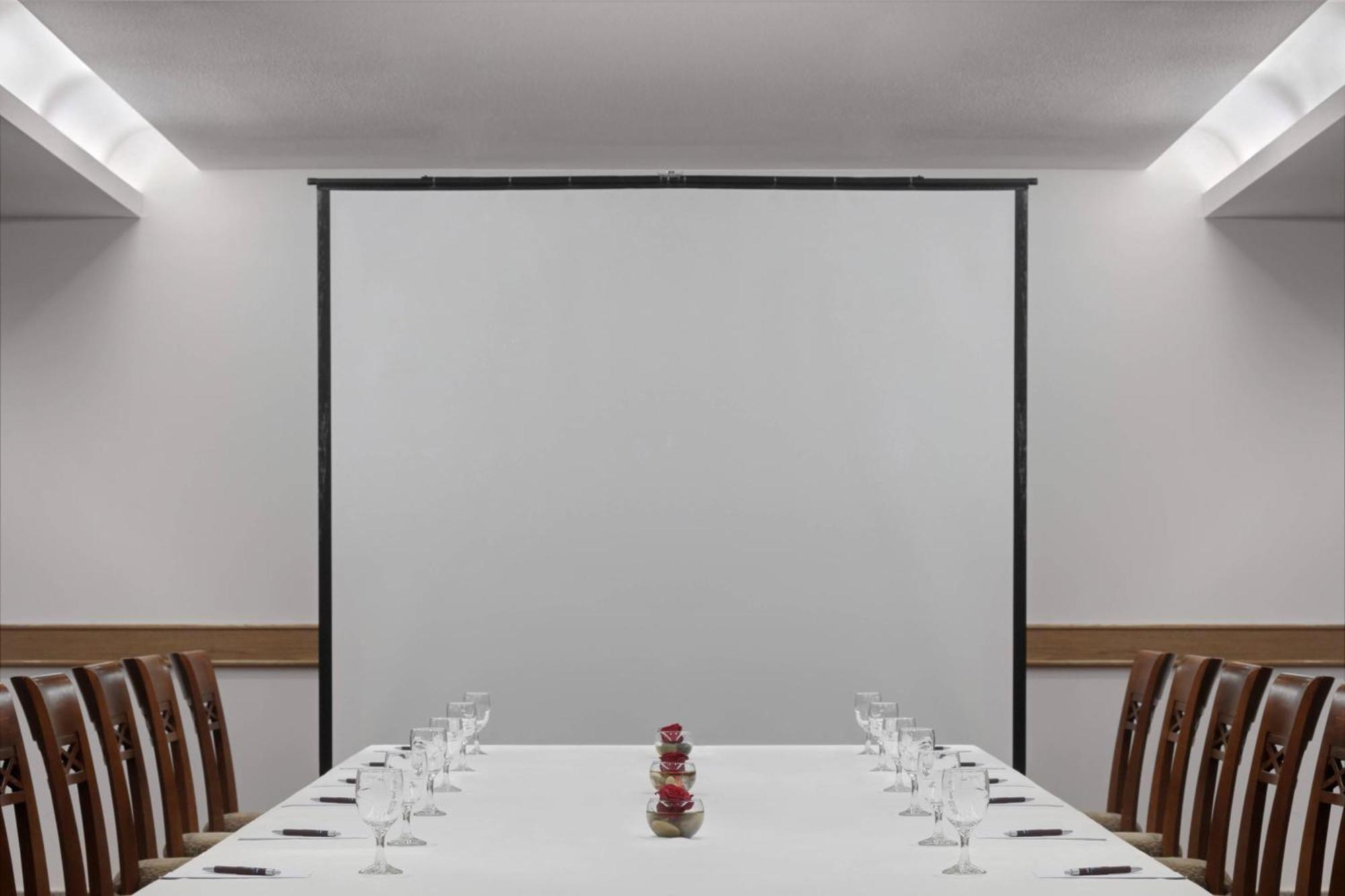Sheraton Jeddah Hotel - Saudi Brothers Commercial Company Branch Luaran gambar A manual projector screen