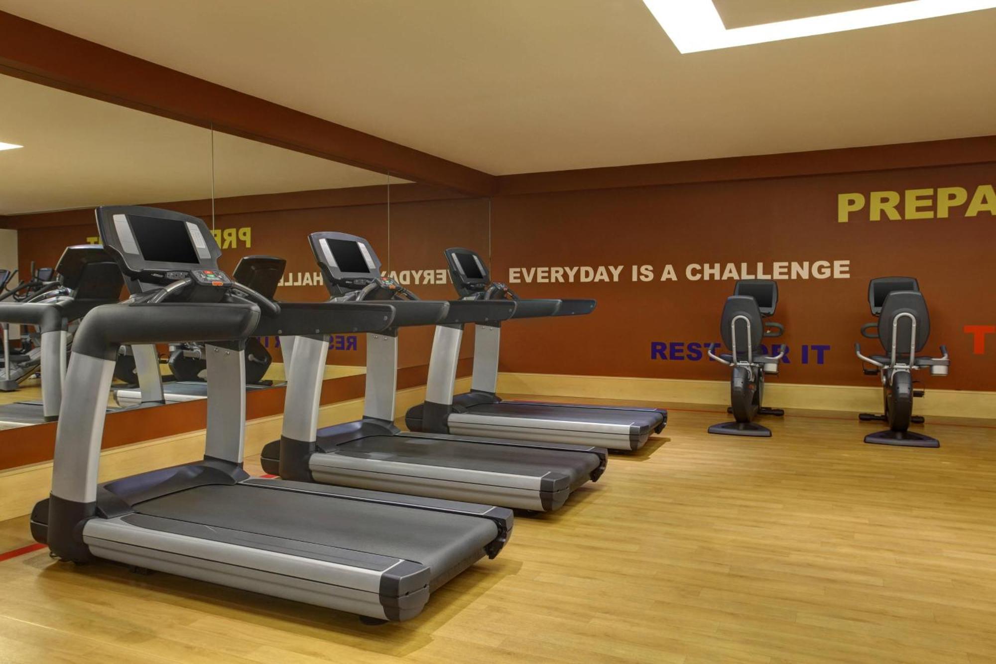 Sheraton Jeddah Hotel - Saudi Brothers Commercial Company Branch Luaran gambar The gym at the hotel