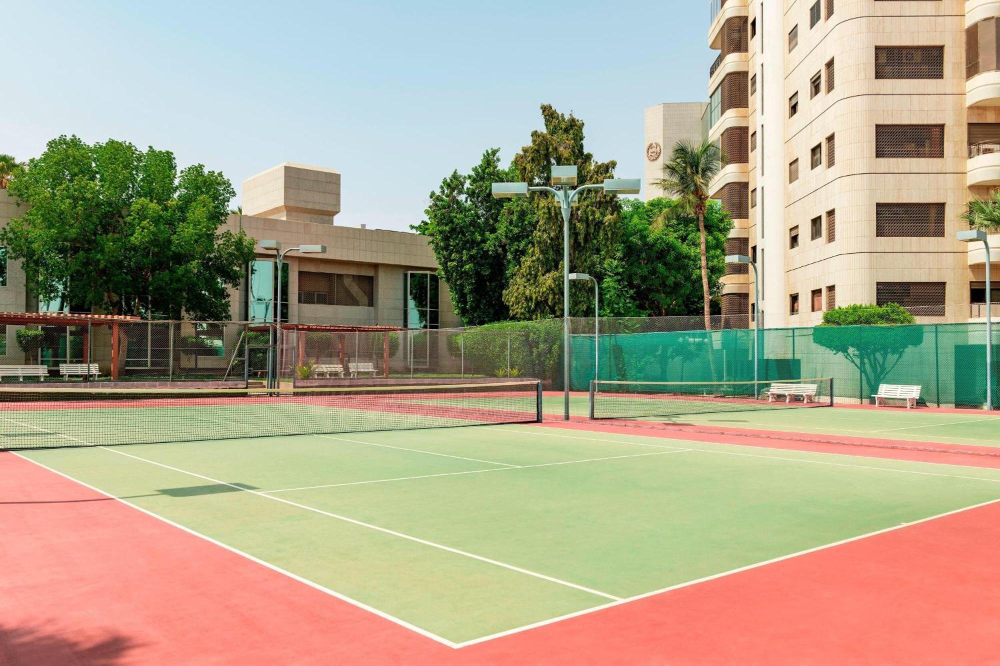 Sheraton Jeddah Hotel - Saudi Brothers Commercial Company Branch Luaran gambar Tennis courts at the American Club