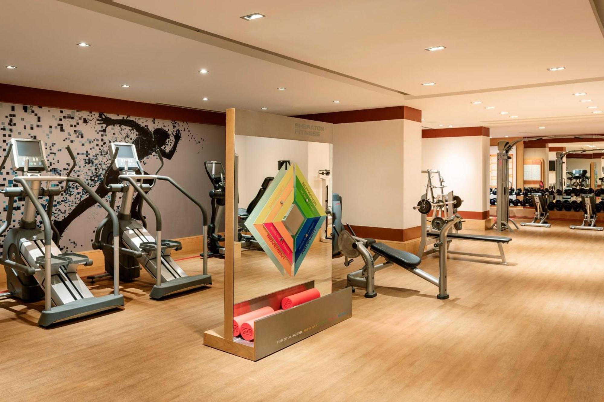 Sheraton Jeddah Hotel - Saudi Brothers Commercial Company Branch Luaran gambar The gym at the hotel