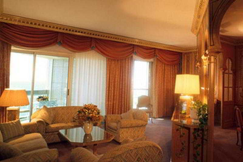 Sheraton Jeddah Hotel - Saudi Brothers Commercial Company Branch Luaran gambar A suite at the Grand Hotel